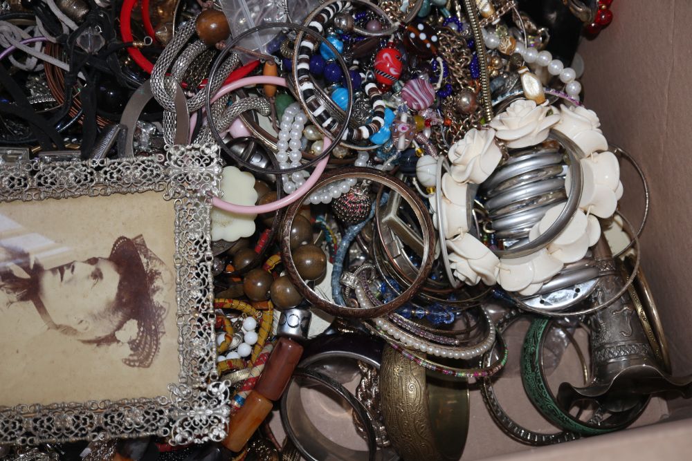 A large quantity of assorted items including mainly costume jewellery.